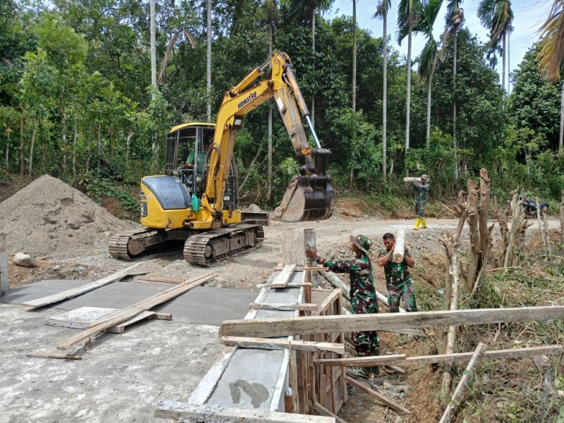 Perkuat Fondasi Jembatan, Satgas TMMD Ke-129 Kodim 0102/Pidie Pacu Pemasangan Cerucuk Penahan Bantaran Jalan
