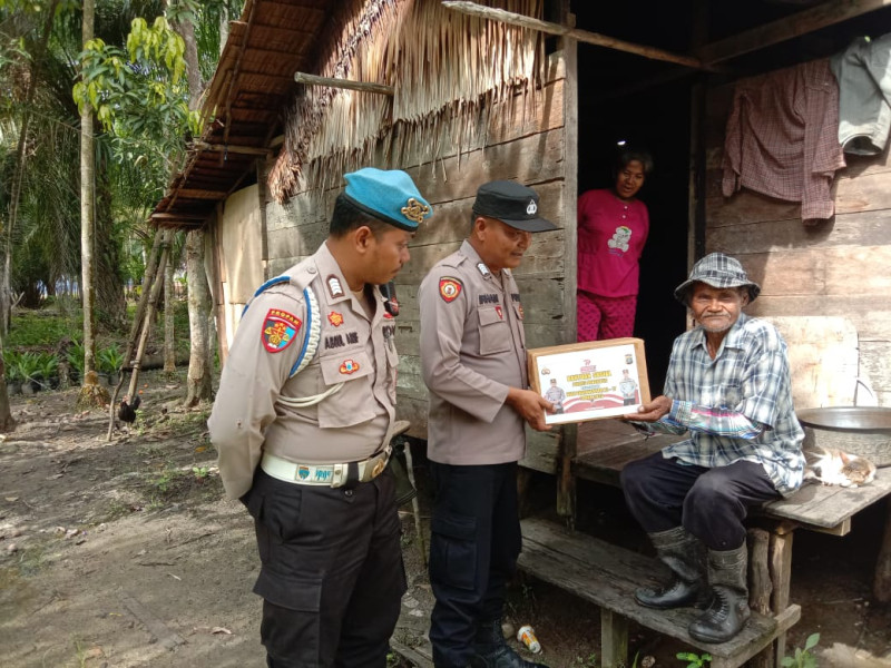 Usai Berikan Bantuan Paket Sembako,  Polsek Rupat Sosialisasikan Pemilu Damai