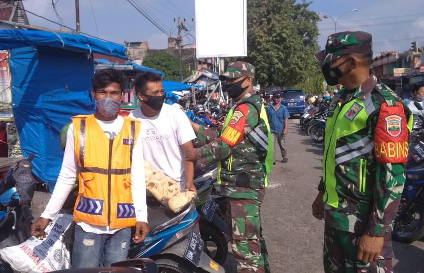 Sisir 2 Lokasi, Serda Purnomo Ingatkan Warga Ikuti Prokes