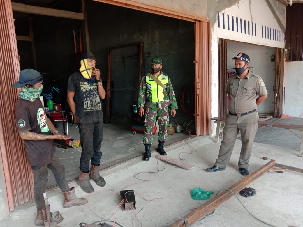 Tegakan Disiplin, Serda Purnomo Sisir  Toko Dan Rumah Makan di KM 11 Koto Gasib