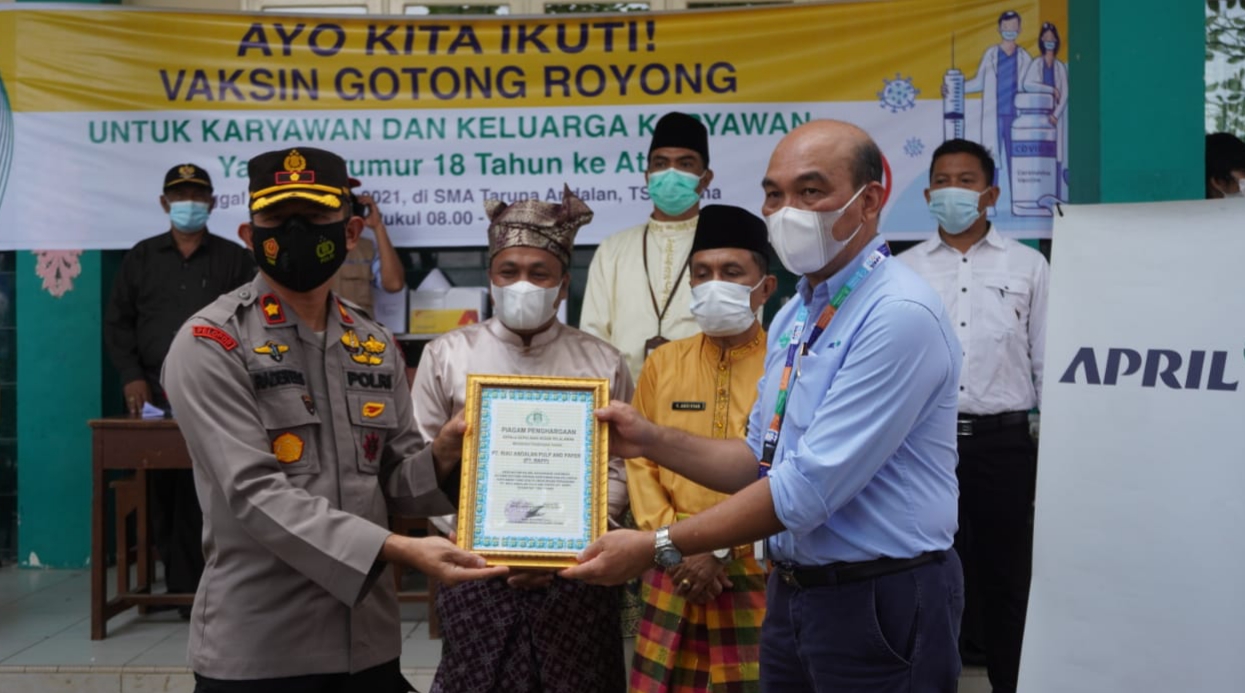 Apresiasi Pelaksanaan Vaksin Gotong Royong, Polres Pelalawan Berikan Penghargaan Kepada RAPP