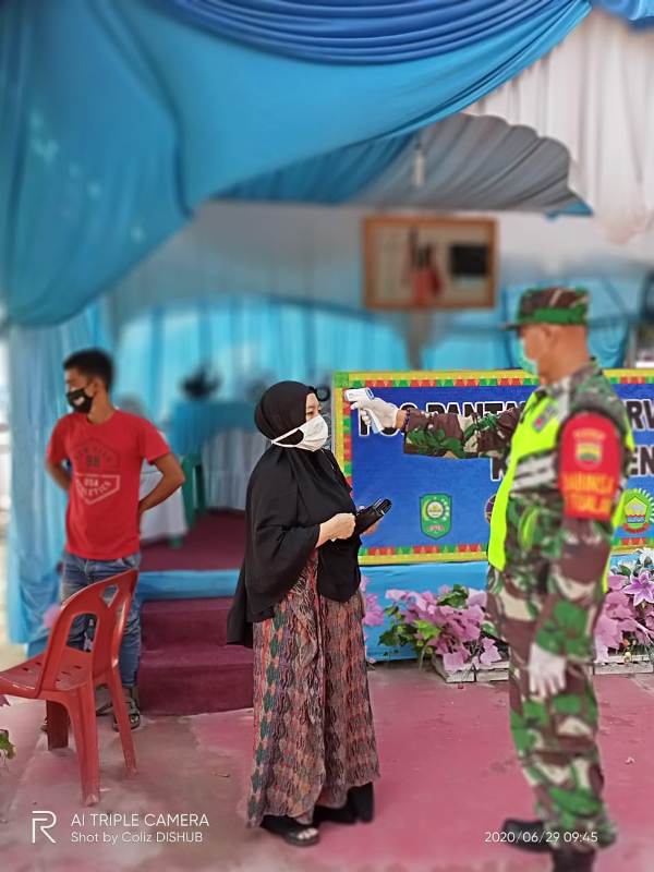 Cegah Covid-19, Serda Uuk Sudarijanto Periksa Warga Yang Masuk ke Siak