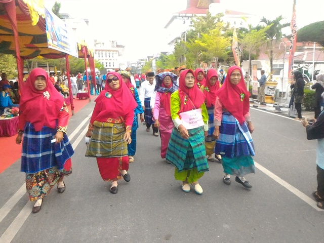 Emak-Emak Gerak Jalan Beregu Pakai Kain Sarung