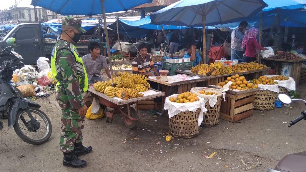 Serda Laila Syahdanur Buru Masyarakat Yang Tidak Pakai Masker di Pasar Tuah Serumpun