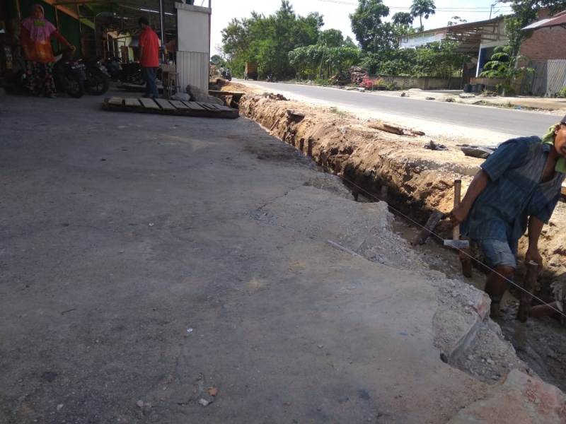 Warga  Keluhkan Lantai Rusak Akibat Pengerjaan Pengalian Drainase