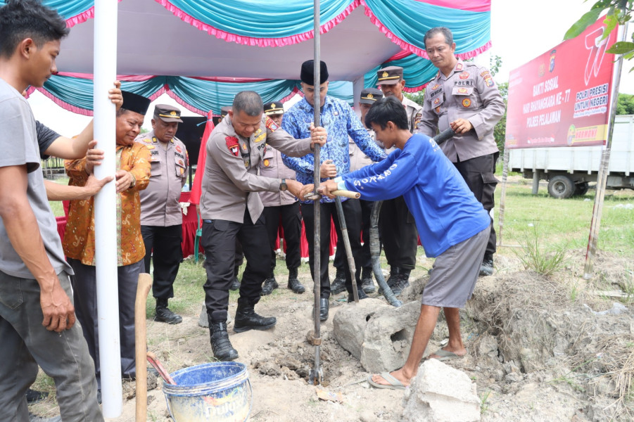 Penuhi Harapan Pedagang Pasar Kaget, Polres Pelalawan Lakukan Bhakti Sosial Pembuatan Sumur Bor