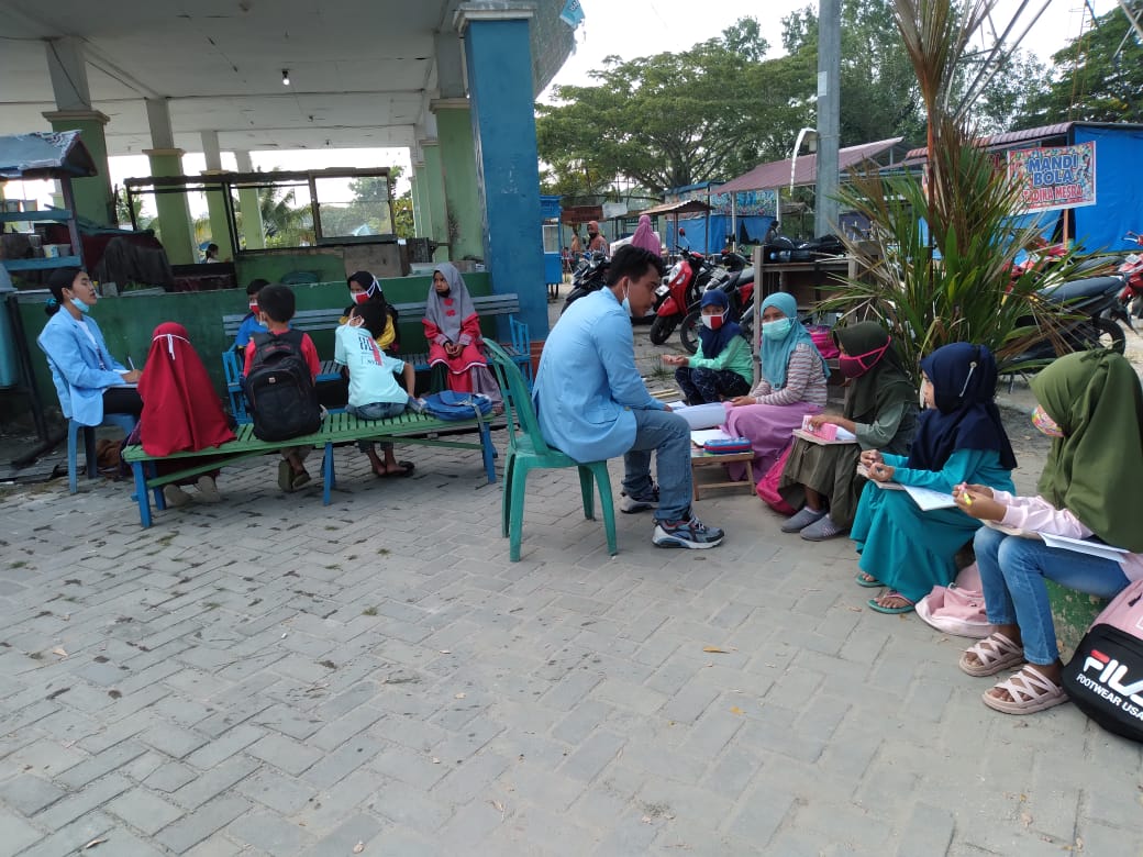 Mahasiswa KKN UNRI dan Guru Ajarkan Siswa SDN 11 Kelas 3 Berhitung, Membaca dan Budaya Melayu Siak