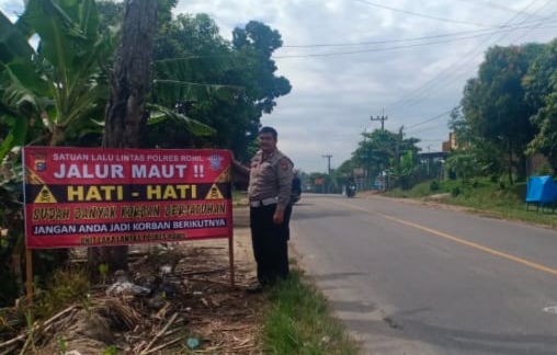 Turunkan Angka Lakalantas,  Satlantas Polres Rohil Pasang Spanduk