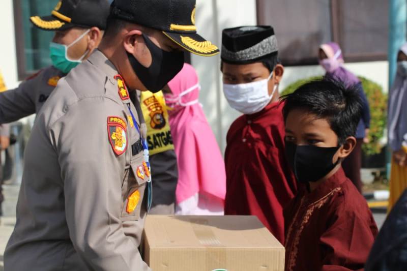 Polres Pelalawan Serahkan Bantuan 10 Ton Beras Dan 250 Paket Sembako Untuk Masyarakat