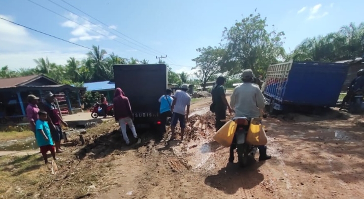 Truk Terpuruk di Jalan Sinaboi, Begini Respon Bupati Terpilih Afrizal Sintong
