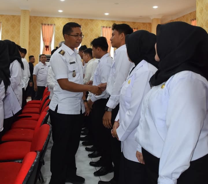 Serahkan 71 SK CPNS Formasi 2024, Wabup Rohil Minta CPNS Jaga Kode Etik