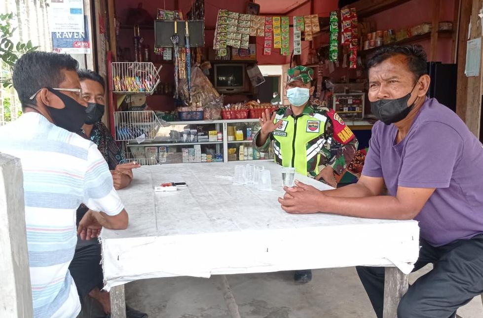 Saat Komsos, Kopda L Sigalingging Ingatkan Prokes ke Warga