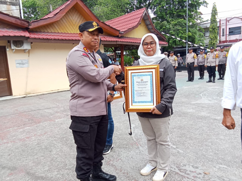 Sebagai Mitra Terbaik, Ketua PWI Siak Terima Penghargaan dari Kapolres