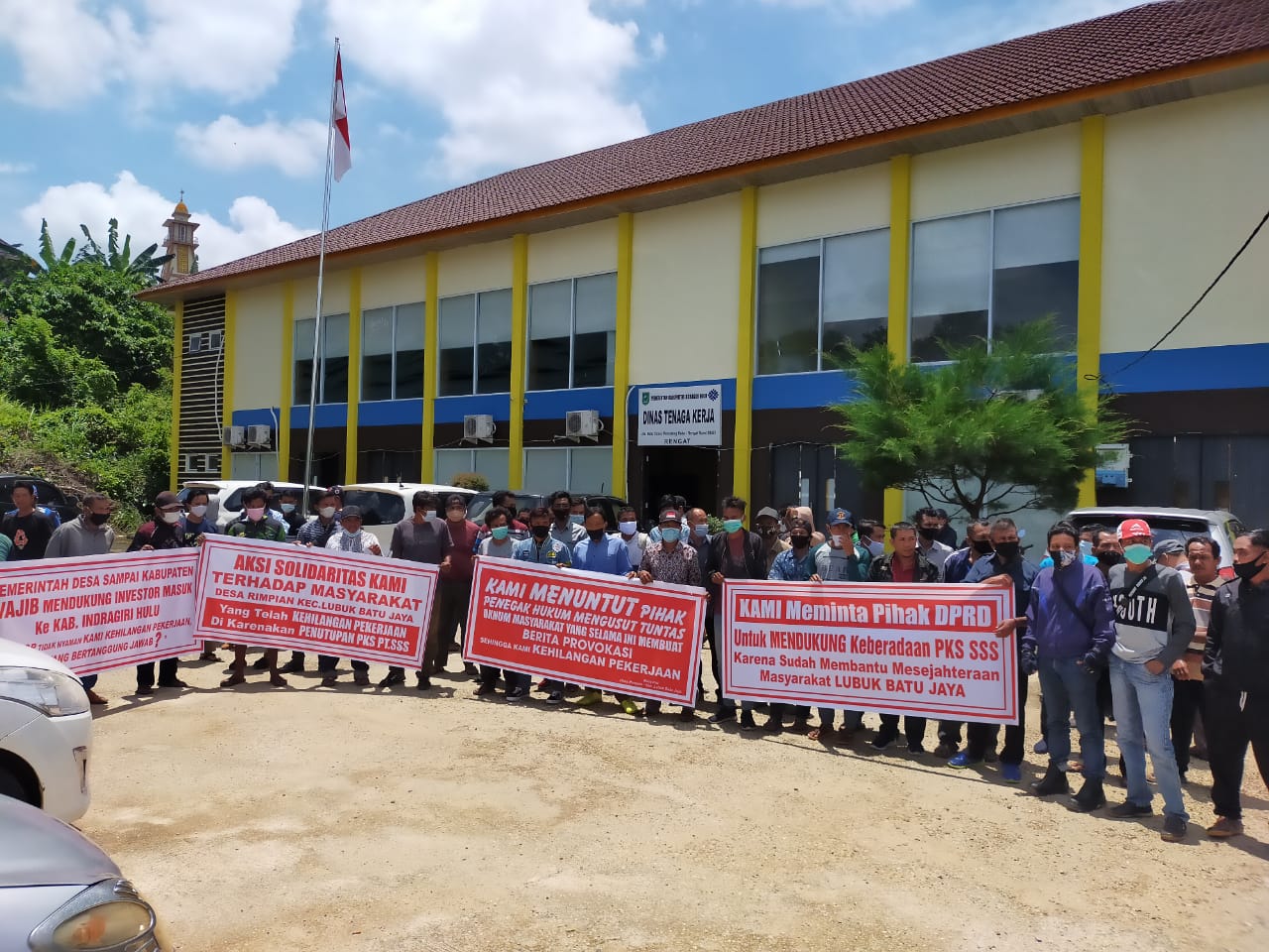 Dampak Pabrik PT SSS Tutup, Sekitar 500 Buruh dan Masyarakat Datangi Disnaker Inhu