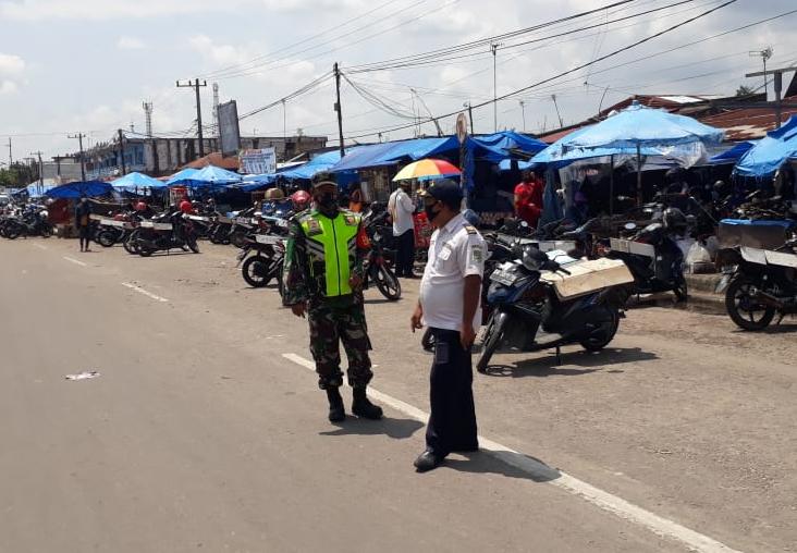 Pastikan Warga Taat Prokes, Serda K Manullang Sisir Pasar Tuah Serumpun