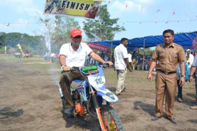 Promosi Pariwisata, Bupati Suyatno Buka Lomba Motor Cross dan Lomba Sampan