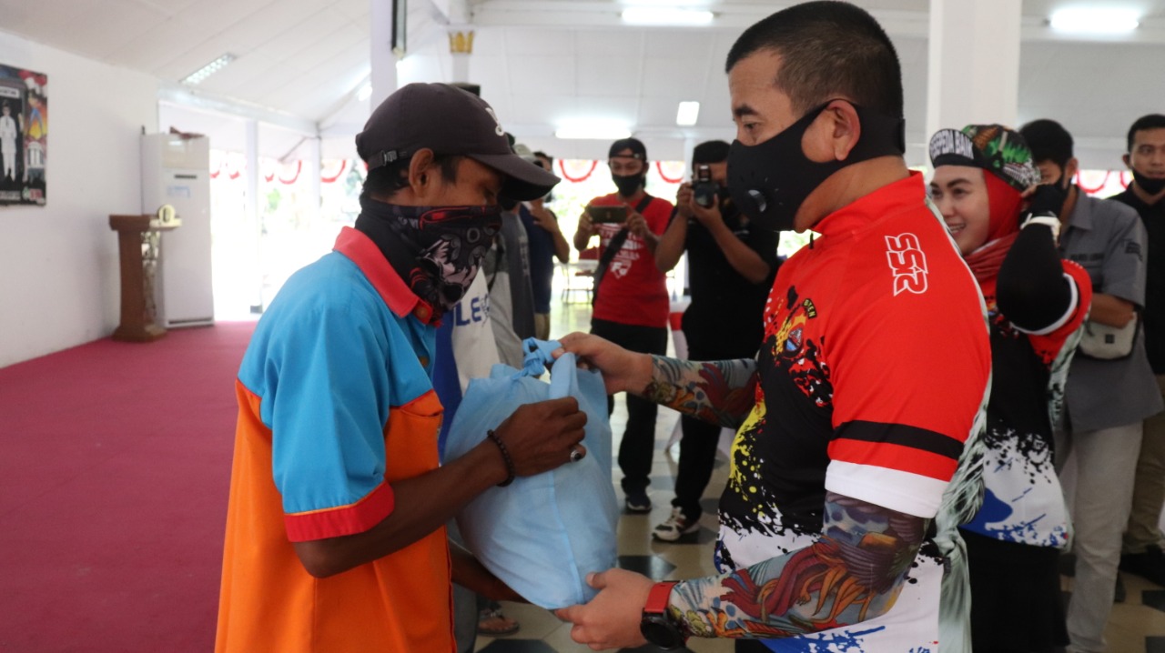 Peduli Pandemi Covid-19, Kapolda Banten Bagikan Sembako Kepada Masyarakat