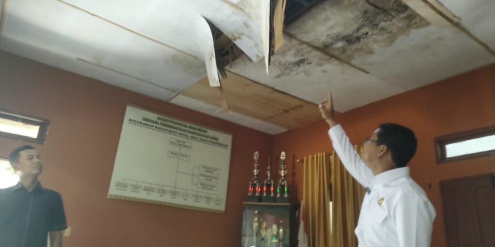 Tinjau Kantor Lurah Bagan Batu Kota ,Wabup Rohil Kaget melihat Kondisi Plafon Rusak