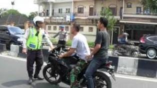 Bolehkan Polisi Melakukan Tilang di Lokasi Yang Bukan Tempat Tugasnya ??.