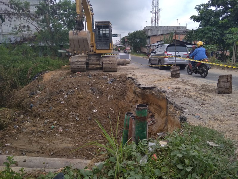 PT IKPP Lakukan Perbaikan Jalan M Yamin Yang Longsor