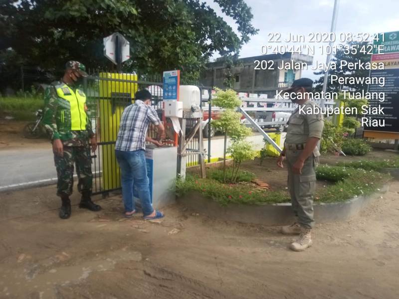Sertu Abdon Pordusi Periksa Warga Yang Berobat Di Puskesmas Perawang
