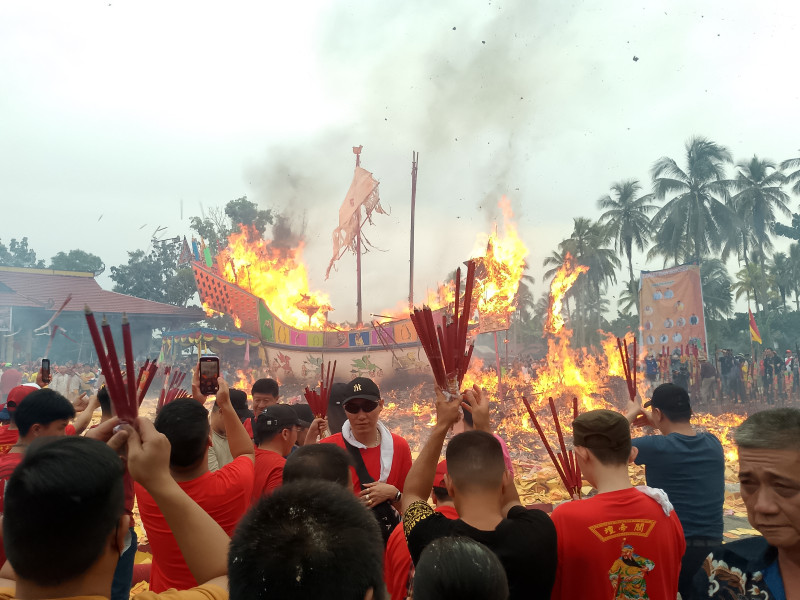 Luar Biasa ! Event Bakar Tongkang Wisatawan Ramaikan Kota Bagansiapiapi