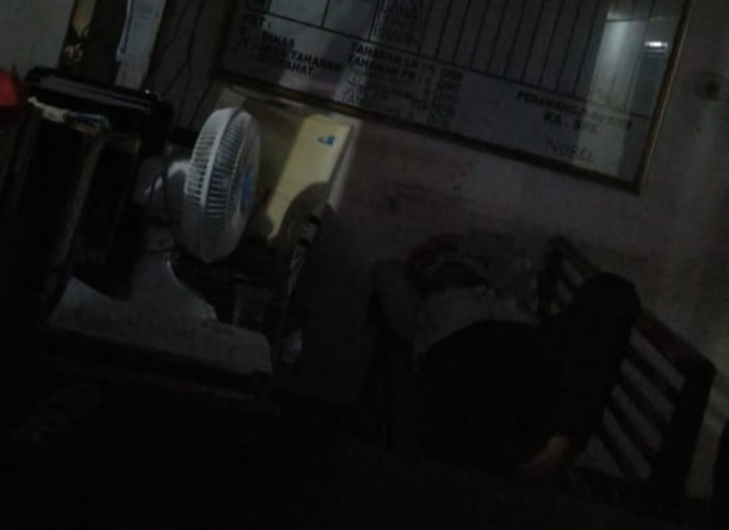 Lampu Ruangan Piket Padam, Oknum SPKT Polsek Tualang Diduga Ketiduran Saat Bertugas