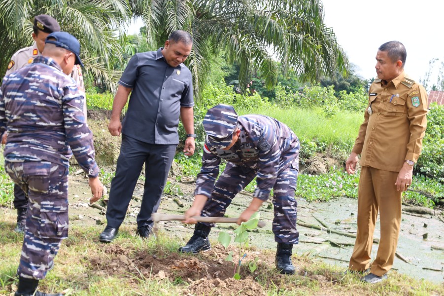 Dewan Jufrizal Mengaku Senang Karena Misi Cegah Abrasi Di Tepian Sungai Siak
