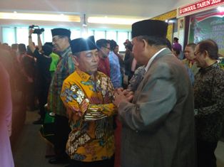 Bupati Harris Hadiri Pelantikan Rektor UIR Masa Bakti 2017-2021