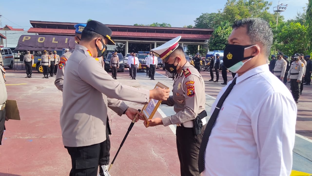 Satlantas dan Kasat Intel Polres Inhu Dapat Penghargaan Dari Kemenpan RB