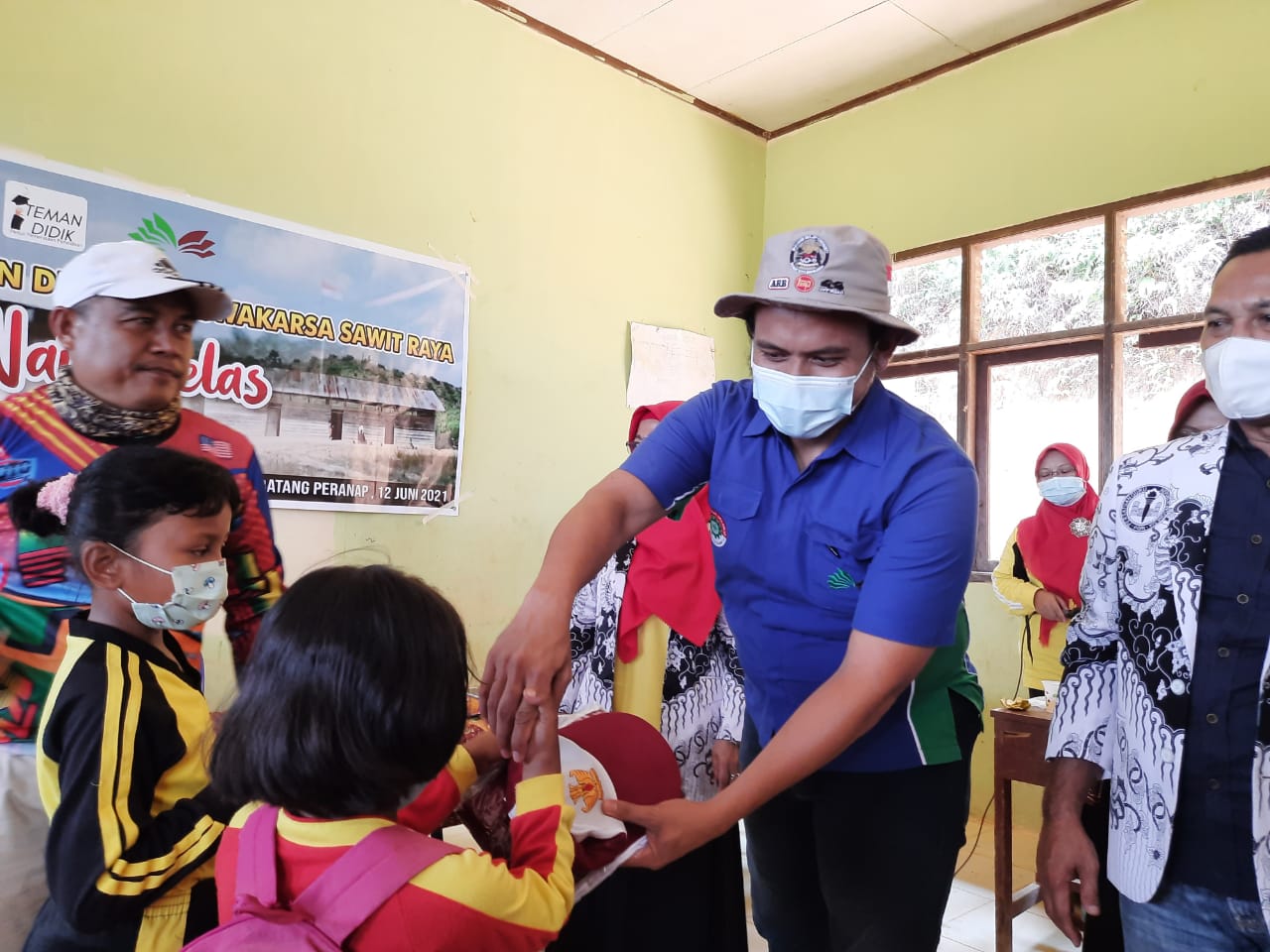 Gandeng PGRI dan Teman Didik, PT SSR Serahkan Kelengkapan Sekolah Jauh di Batang Peranap