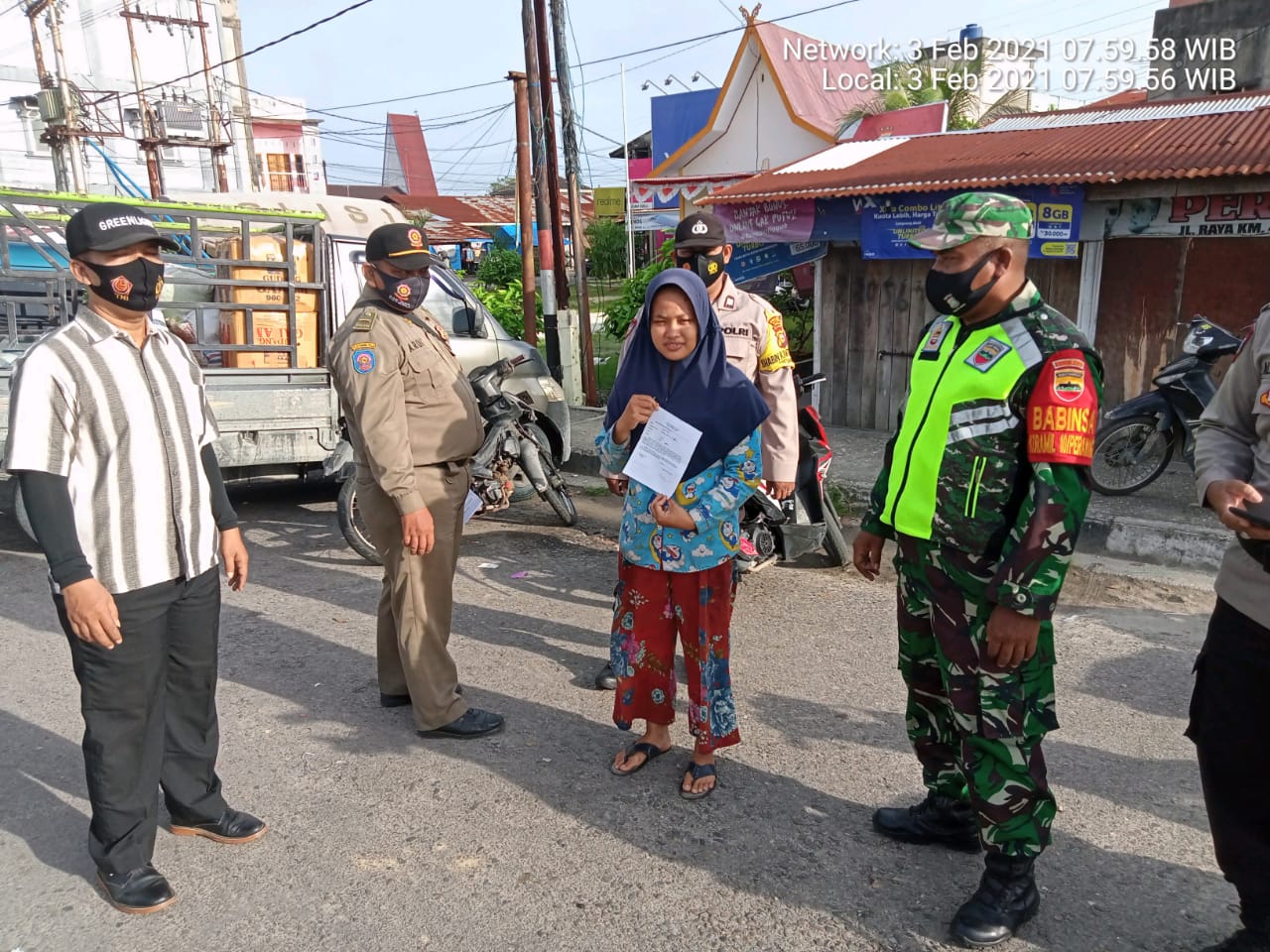 Tak Pernah Bosan, Serda Sahidin Tegur 2 Orang Tidak Pakai Masker