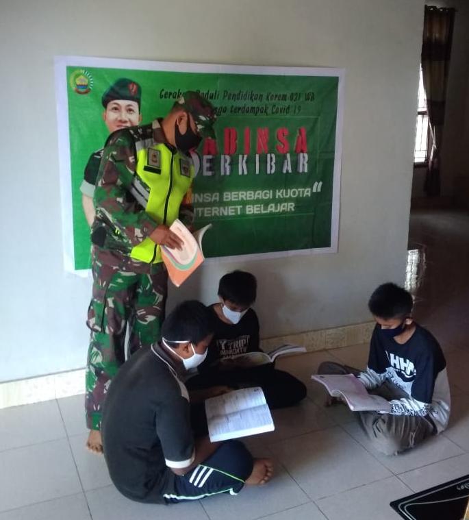 Dirumah Warga, Serda Purnomo Lakukan Tunjuk Ajar Siswa Rantau Panjang