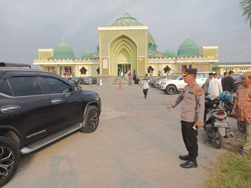 Kapolsek Tanah Putih Kelokasi Pengaturan Lalin Saat Warga Sholat Id  Di Masjid Nur Affandi
