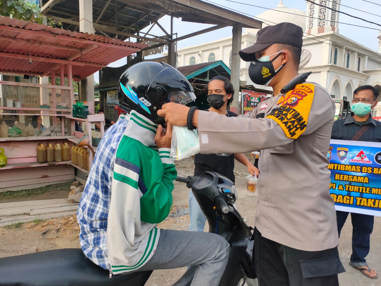 Ramadhan Ditengah Pendemi Covid-19, Bripka Ripal Bagi Masker dan Takjil