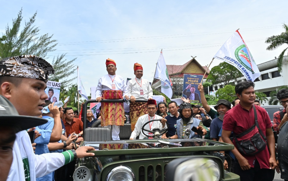 'Ulama Pandu Jalan dan Arah Umara'. Beredar Photo UAS Momen Hantarkan Cagub Bermarwah ke KPU