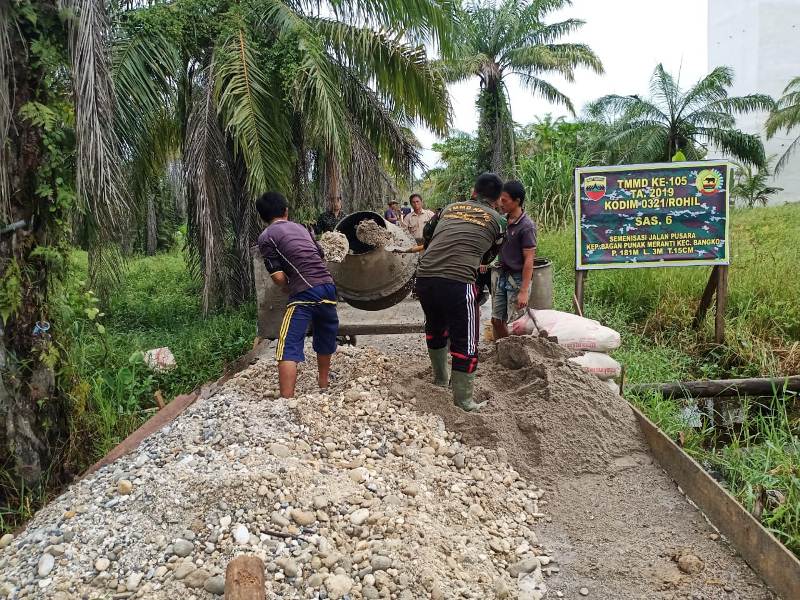 TNI Dan Warga Kompak Kerjakan Semenisasi Jalan Bagan Punak Pesisir