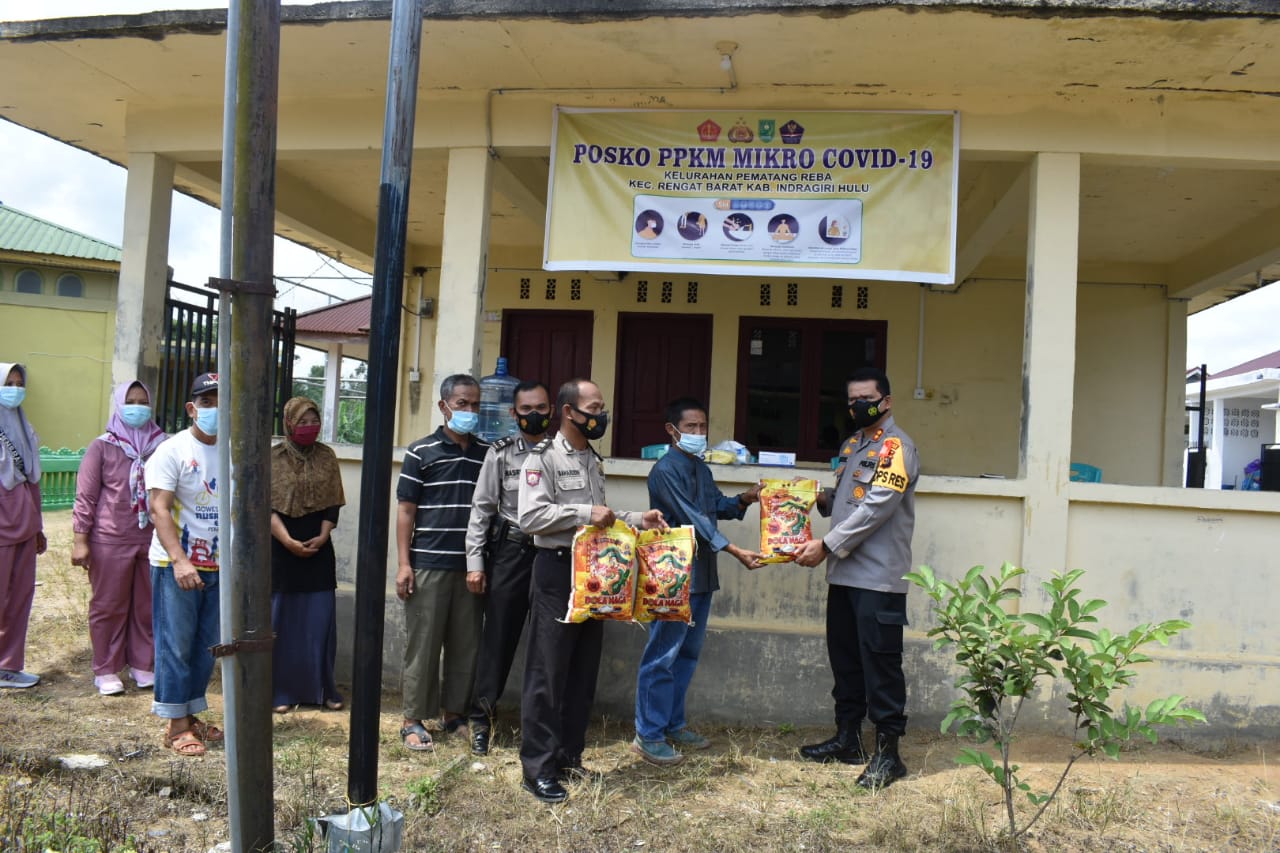 Kapolres Inhu Bagikan Sembako Untuk Korban Covid-19 di Rengat Barat