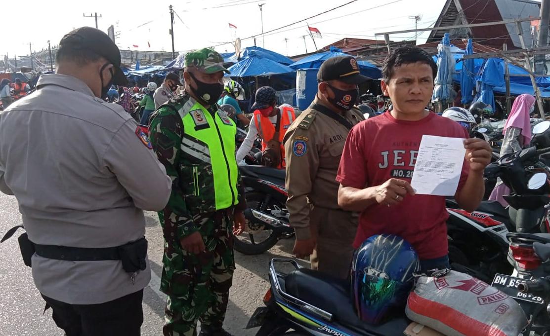 Serda Sahidin Jaring 2 Warga Tidak Gunakan Masker di Pasar Tuah Serumpun