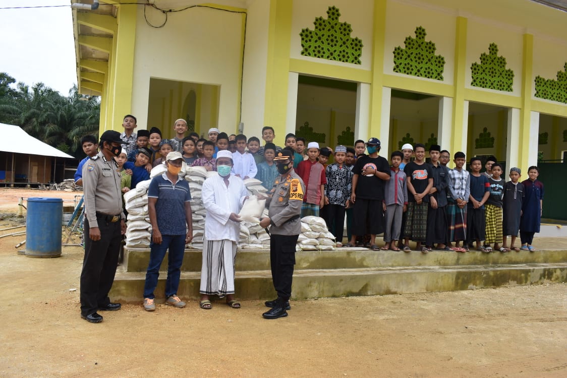 Kapolres Inhu Serahkan 160 Karung Beras ke Panti Asuhan dan Ponpes