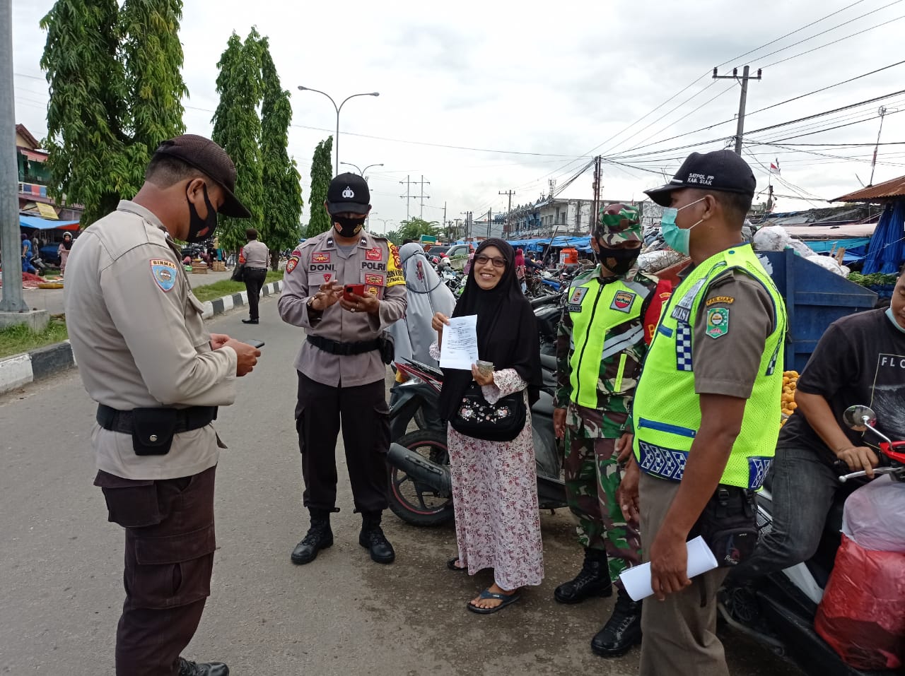 Tak Pakai Masker, 2 Warga Dihukum Ngutip Sampah