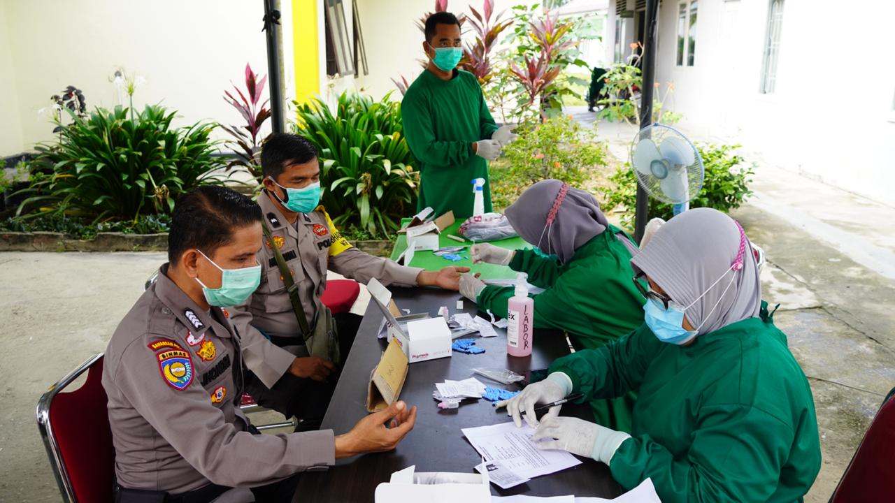 Pastikan Semua Personil Pengamanan TPS Sehat, Aman Dari Covid-19, Polres Siak Lakukan Rapid Test