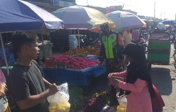 Sisir Sampai ke Pasar, Serda Sarju Sampaikan Wajib Gunakan Masker