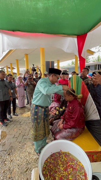 Sambut Bulan Ramadhan 1446 H, Pj. Sekda Pelalawan Hadiri Acara Adat Mandi Balimau Kasai Potang Mogang di Langgam