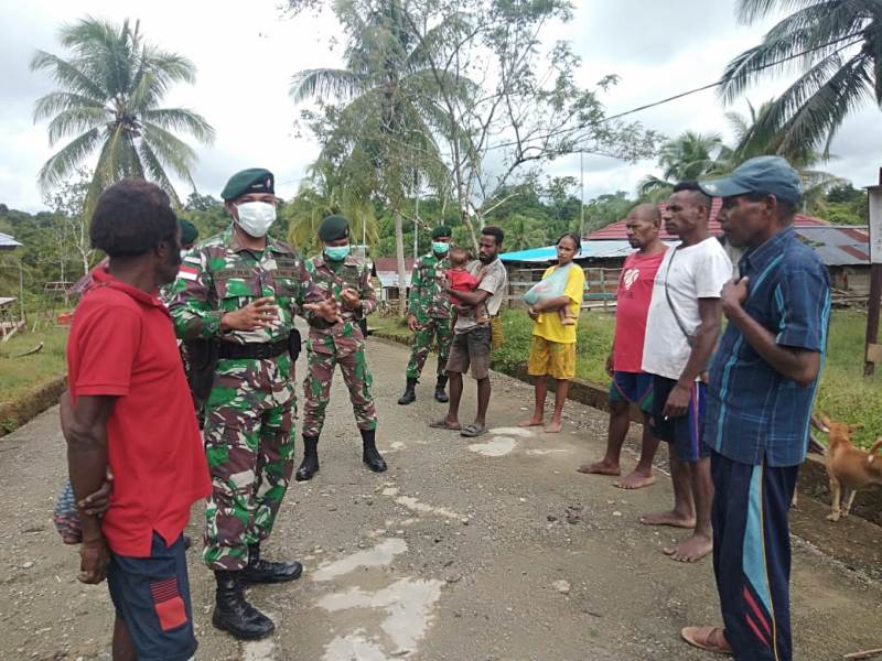 Secara Door To Door, Satgas Raider 300 Sosialisasikan Tentang Bahaya Virus Covid-19