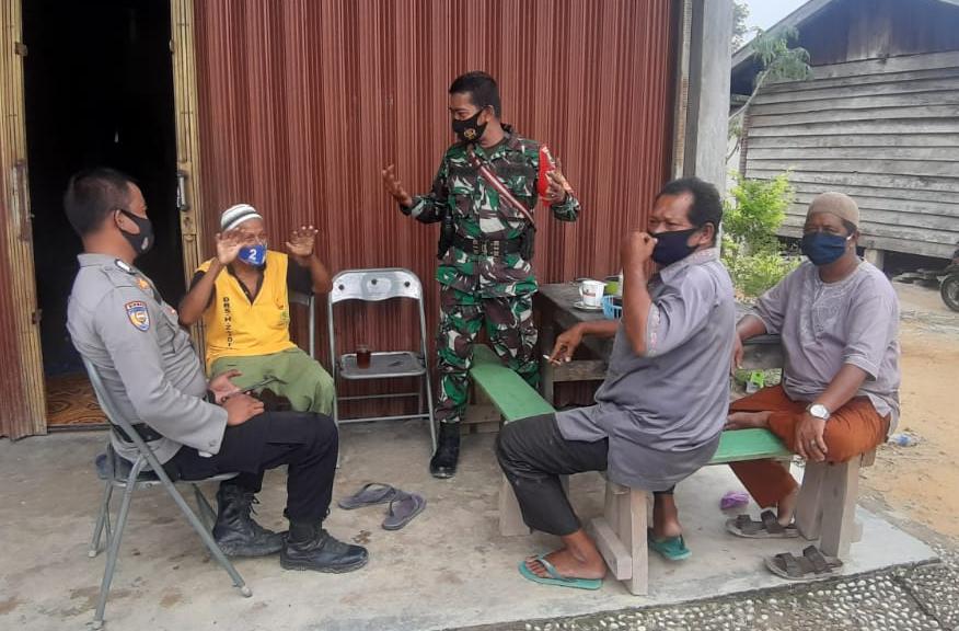 Lakukan Komsos, Sertu Ardian Agus Wajibkan Masker ke Masyarakat Kuala Gasib