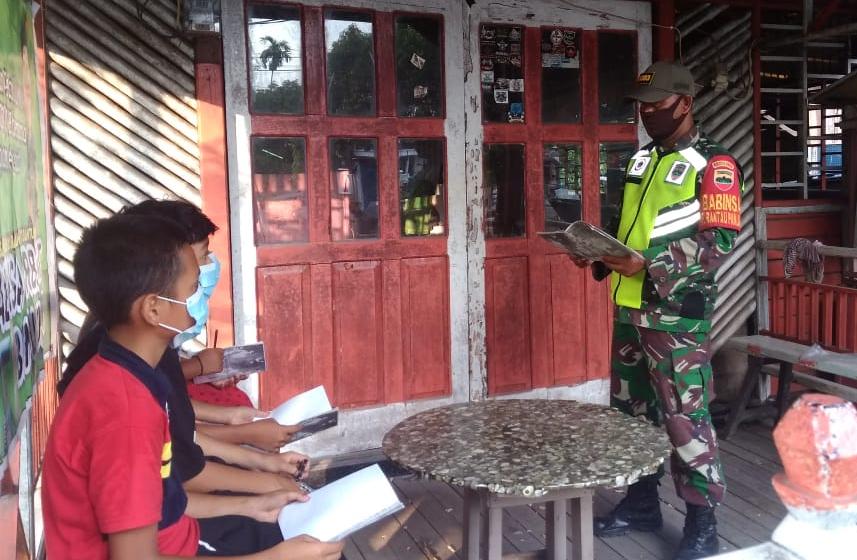 Gerakan Peduli Pendidikan, Serda Purnomo Berharap Siswa Memahami Pelajaran