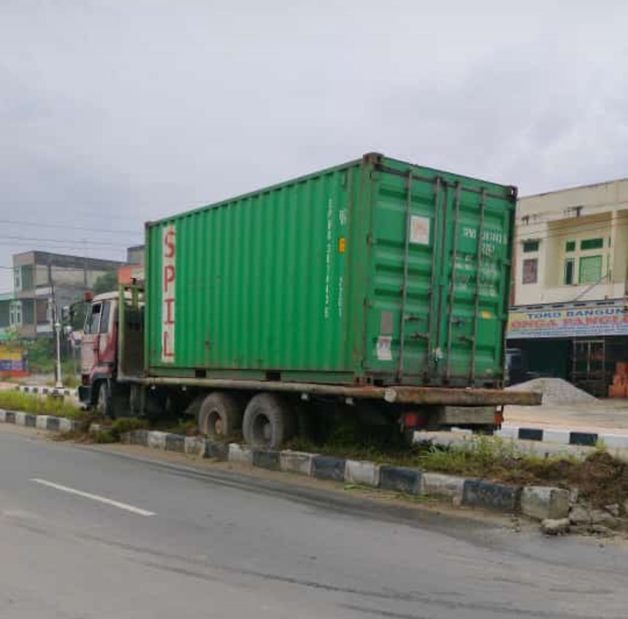 Karena Supir Mengantuk, Truck Kontainer Panjat Trotoar