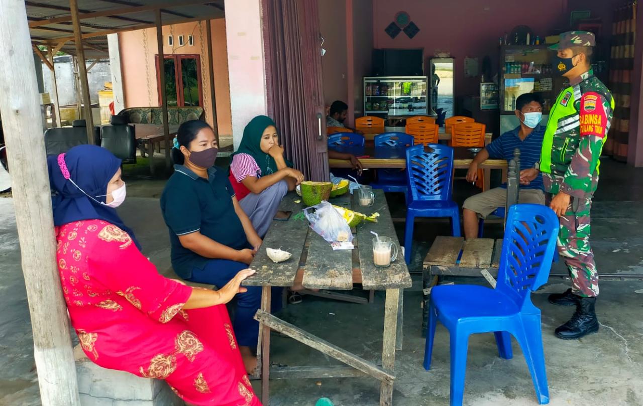 Lakukan Komsos, Kopda Heri Kiswanto Ingatkan Warga Pakai Masker