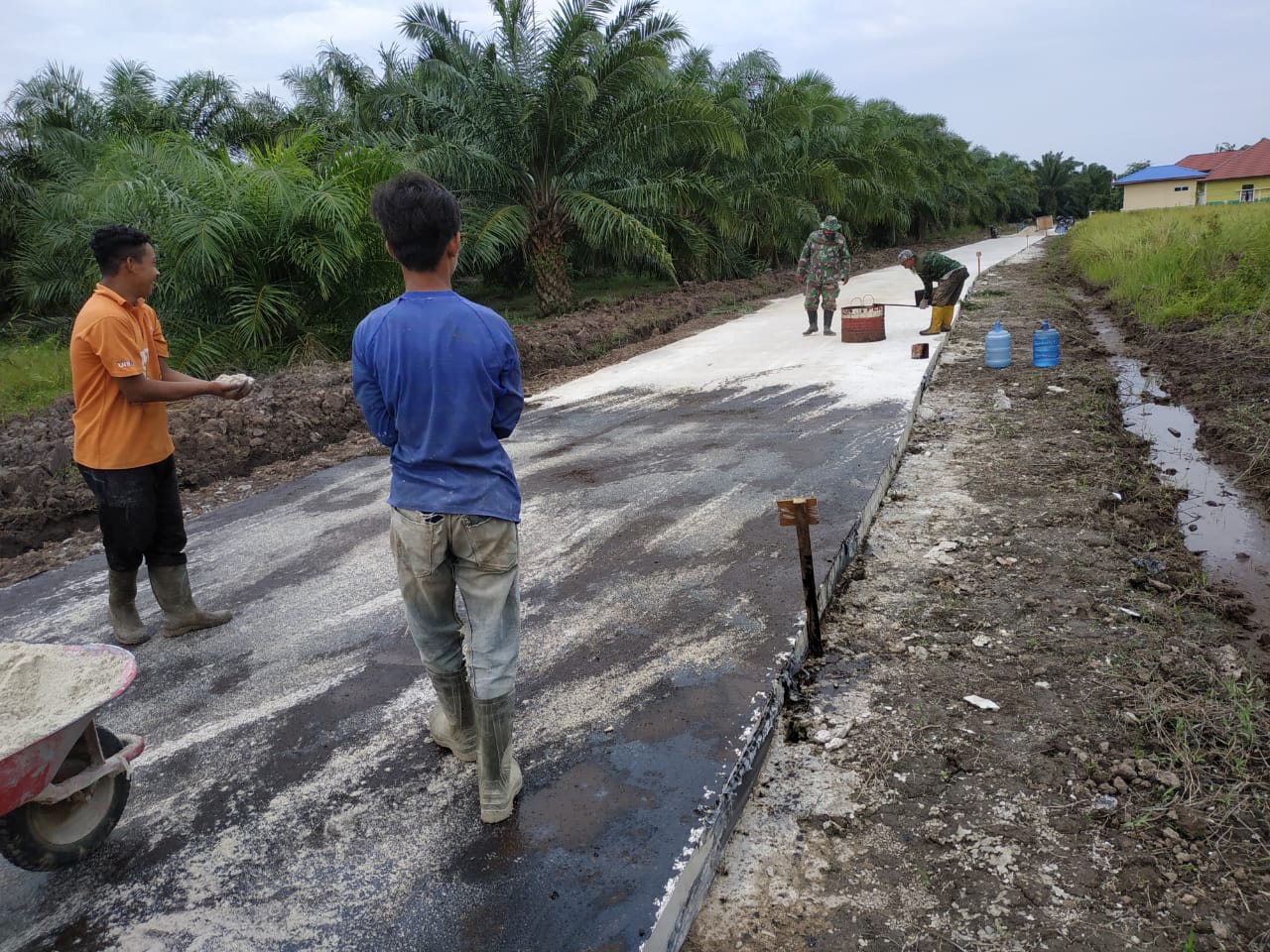 Bangun Jalan Rumah Sawit Inap,  Danramil Sebut, Itu Untuk Kesejahteraan Masyarakat Setempat